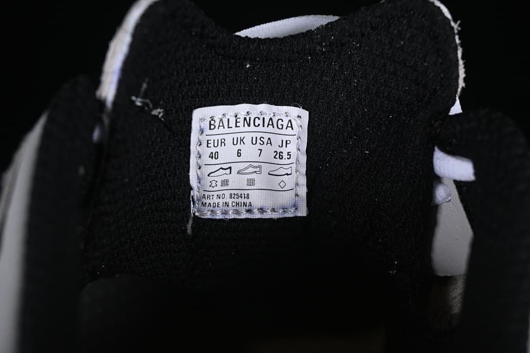 Tongue size label showing EUR 40, UK 6, USA 7 and JP 26.5