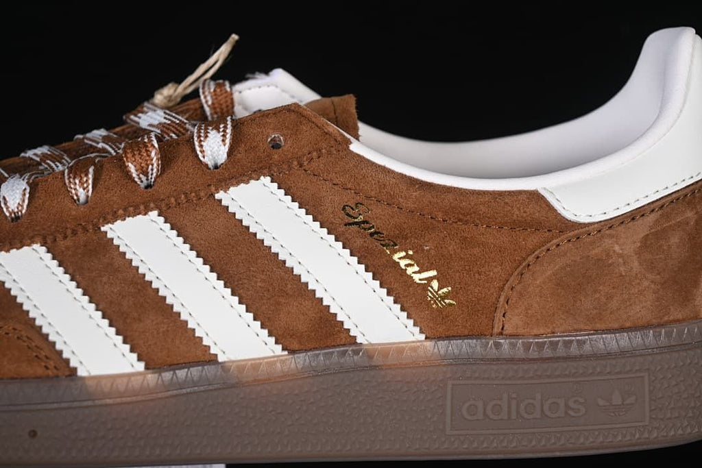 Close-up of the white side stripes and Handball Spezial side branding
