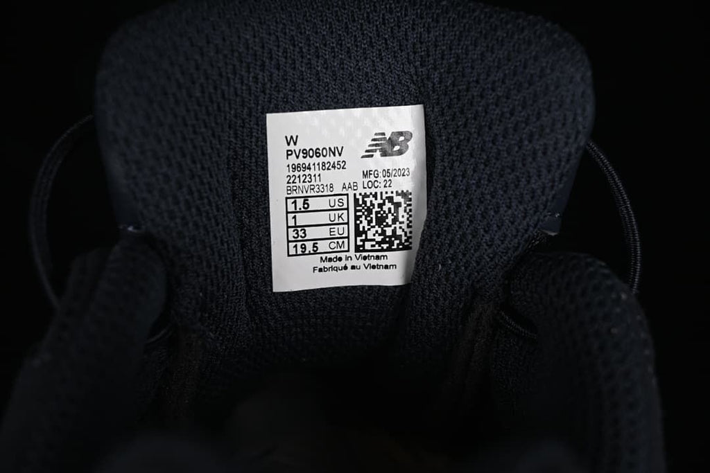 Tongue size label showing US 1.5, UK 1, EU 33 and 19.5 CM