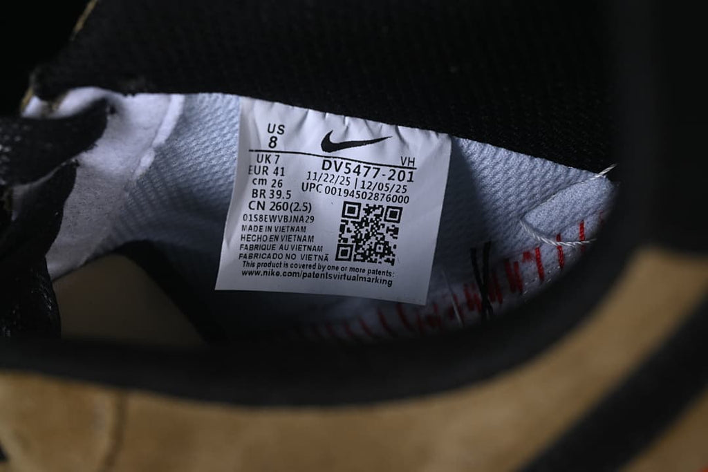 Interior size label showing EU 41 and style code DV5477-201