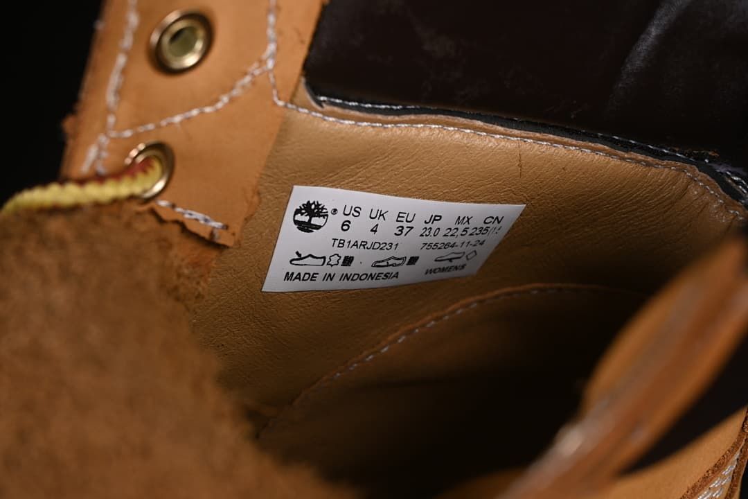 Close-up of the boot's interior size label