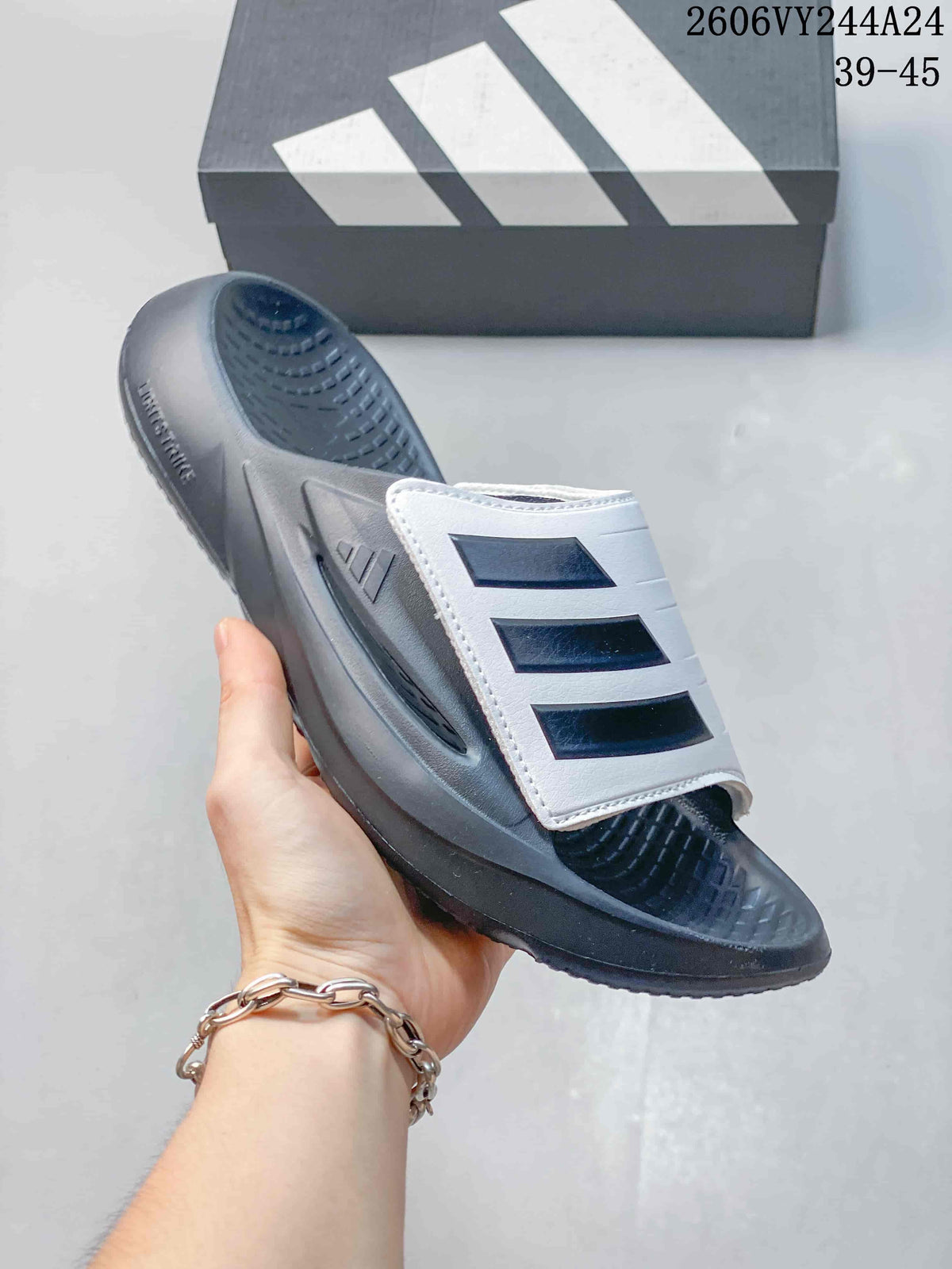 Gray slide with a white three-stripe strap shown from the side; image overlay lists sizes 39–45.