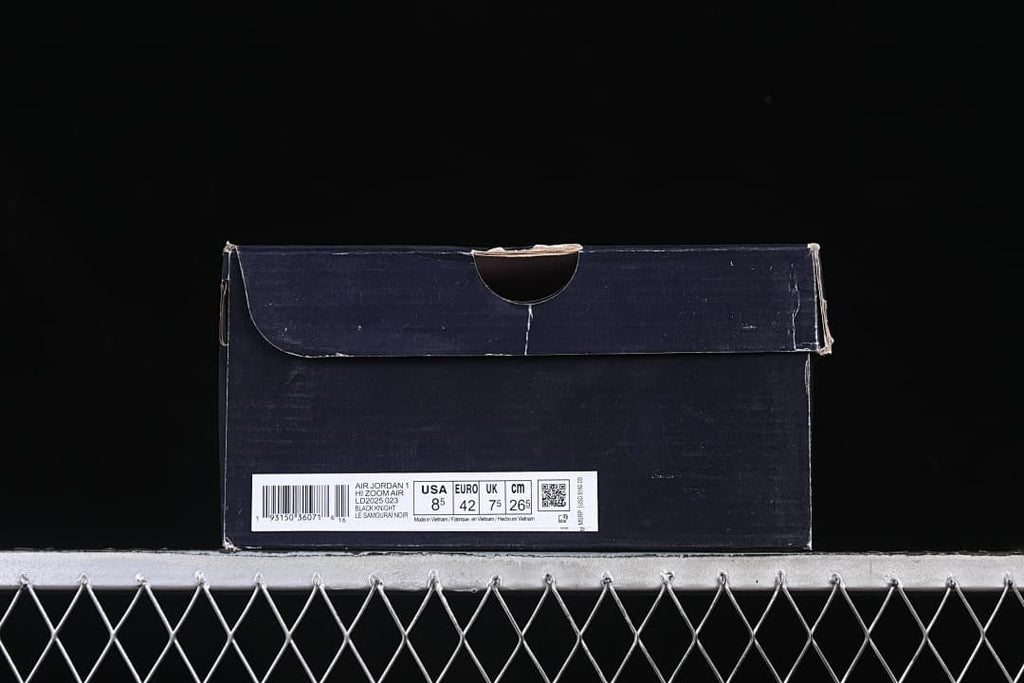 Sneaker box label showing a sample size of US 8.5, EU 42, UK 7.5, and CM 26.5.