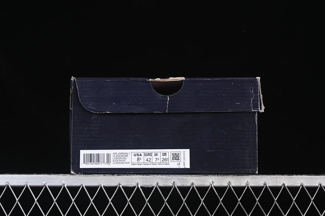 Sneaker box label showing a sample size of US 8.5, EU 42, UK 7.5, and CM 26.5.