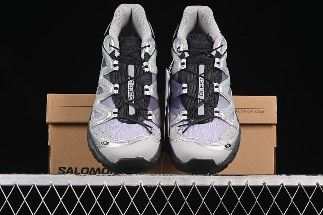 Front view of the pair displayed on the Salomon box