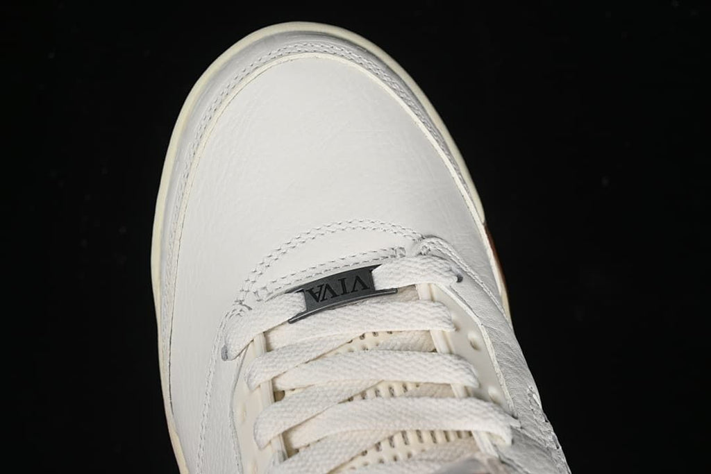 Top view of the toe, laces, and lace tag