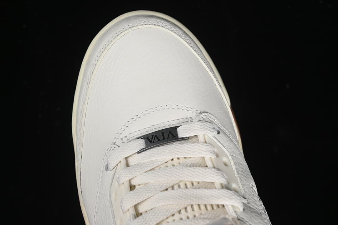 Top view of the toe, laces, and lace tag