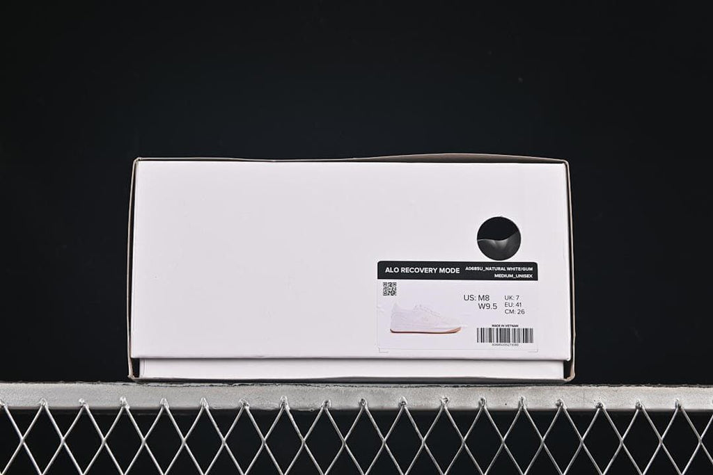 Shoebox label identifying Alo Recovery Mode in natural white and gum, with sample size details