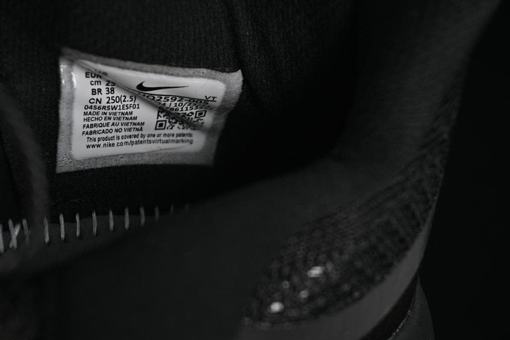 Interior shoe label showing model code HQ2592-005 and size information.