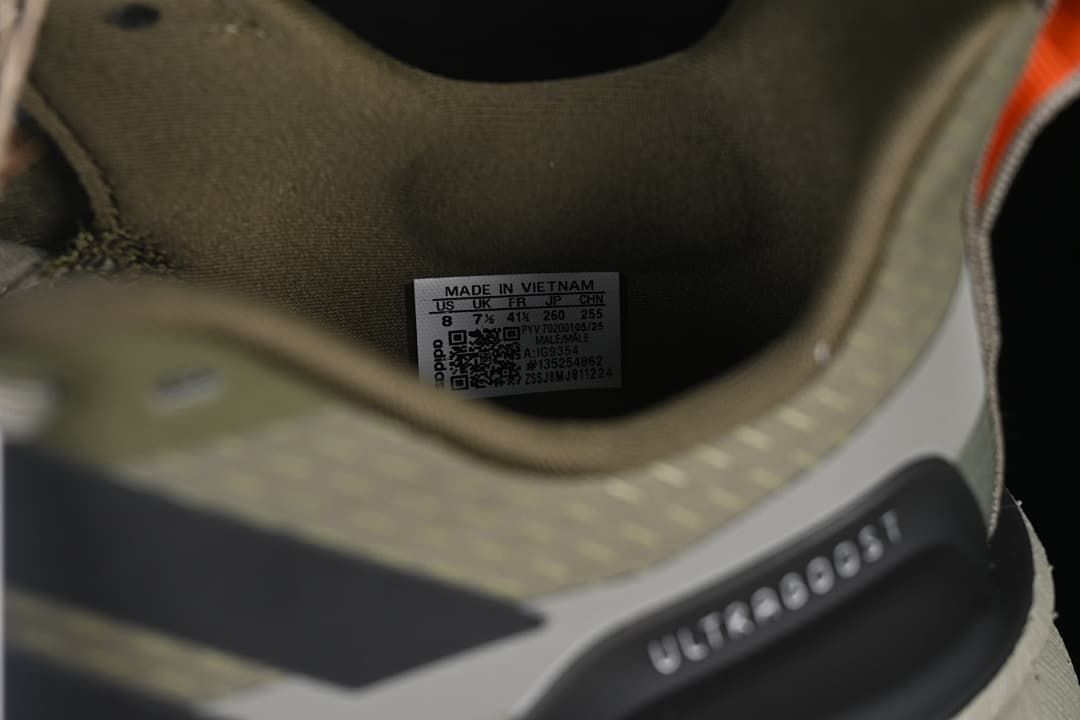 Inside label showing a sample shoe size and product details