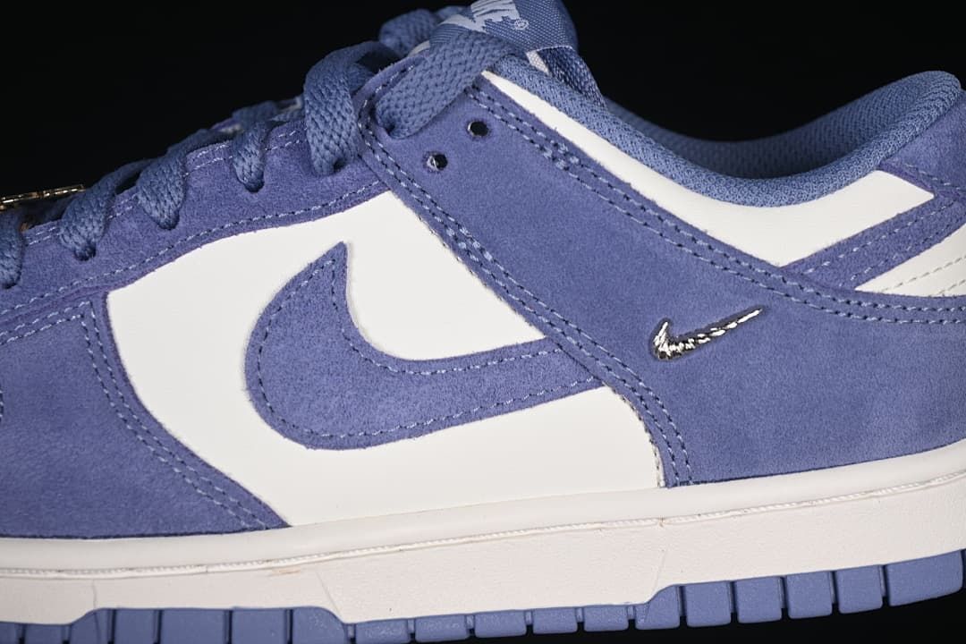 Close-up of the blue and white side panels and small Swoosh detail