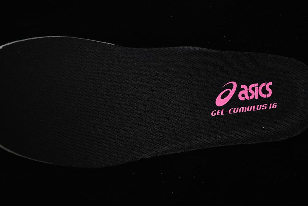 Black insole with ASICS and GEL-CUMULUS 16 branding