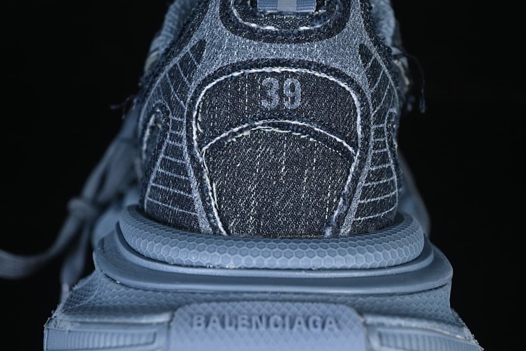 Rear view showing the heel marked 39 and the chunky outsole