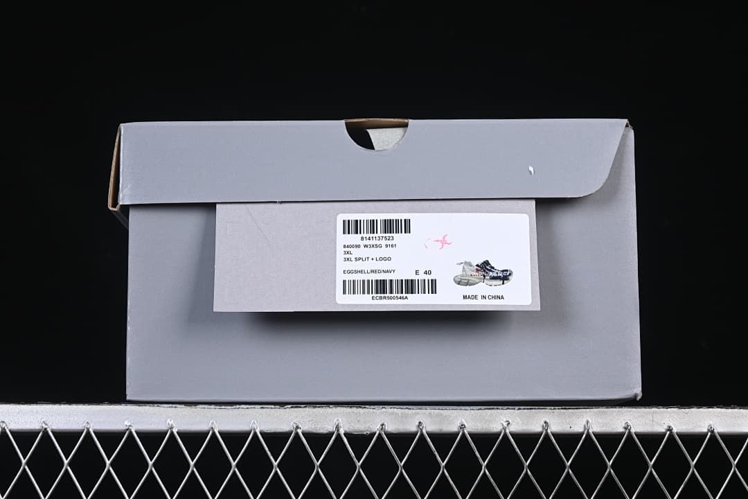 Shoebox label showing the 3XL Split + Logo name, color description, and EU 40 sample size.