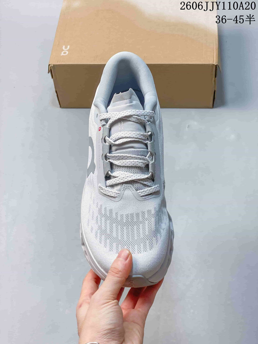 Top view showing the shoe's laces, tongue, and patterned upper; image states sizes 36–45.5.