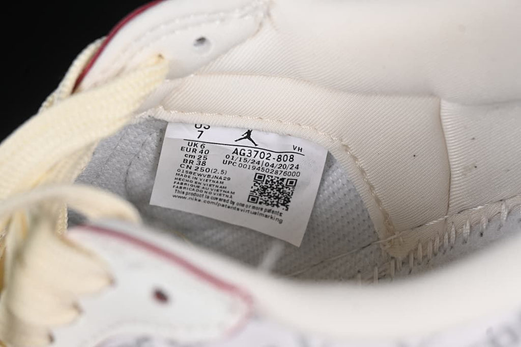 Close-up of the shoe size label, showing EU 40 and style code AG3702-808.