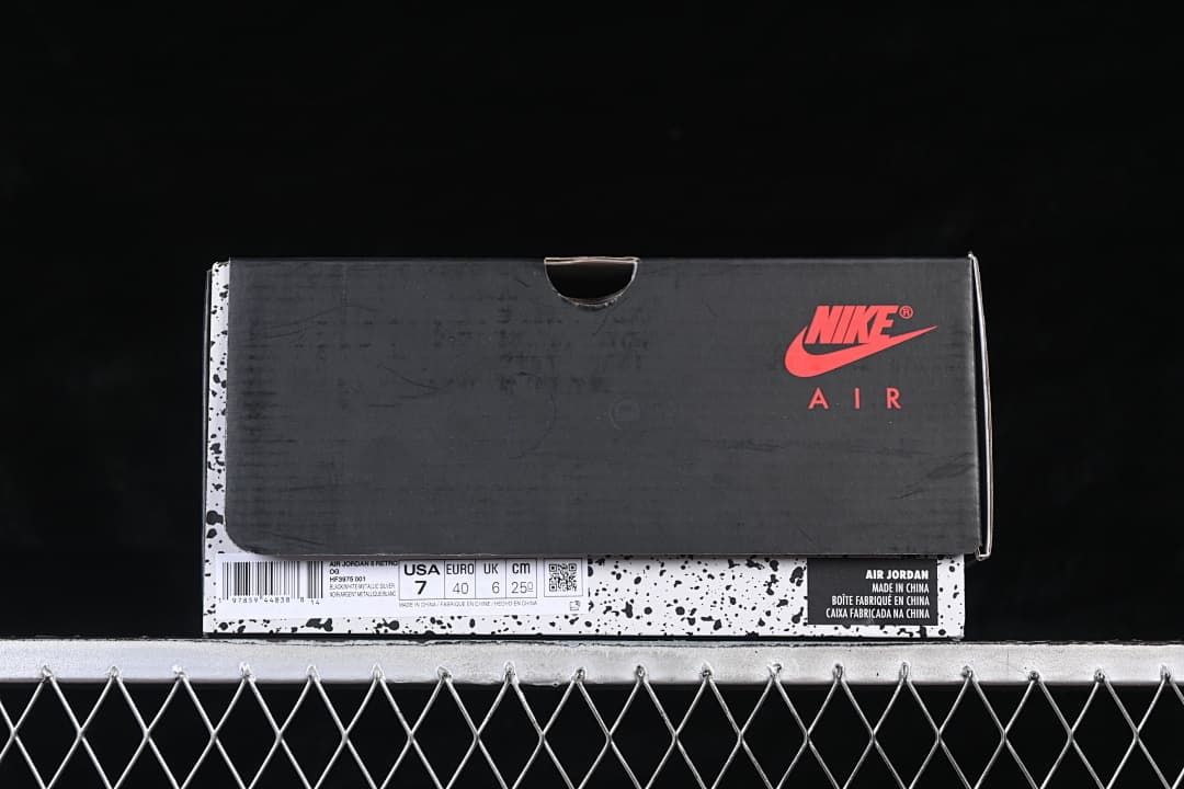 Black shoebox with a size label showing EUR 40