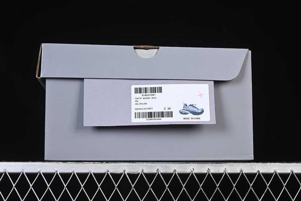 Shoebox label showing W3XNY4510, AQUA/LILAC/GREY and size 39