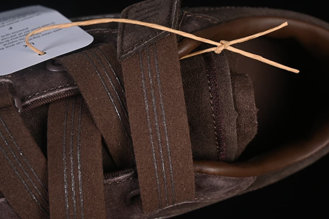 Close-up of the overlapping straps and upper.