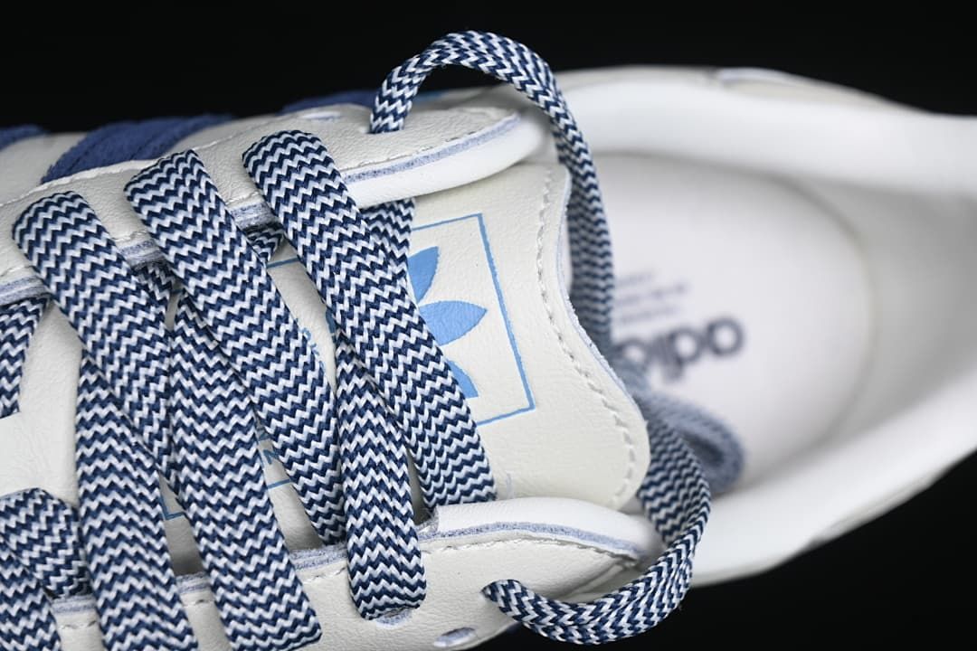 Close-up of the patterned laces and tongue branding.