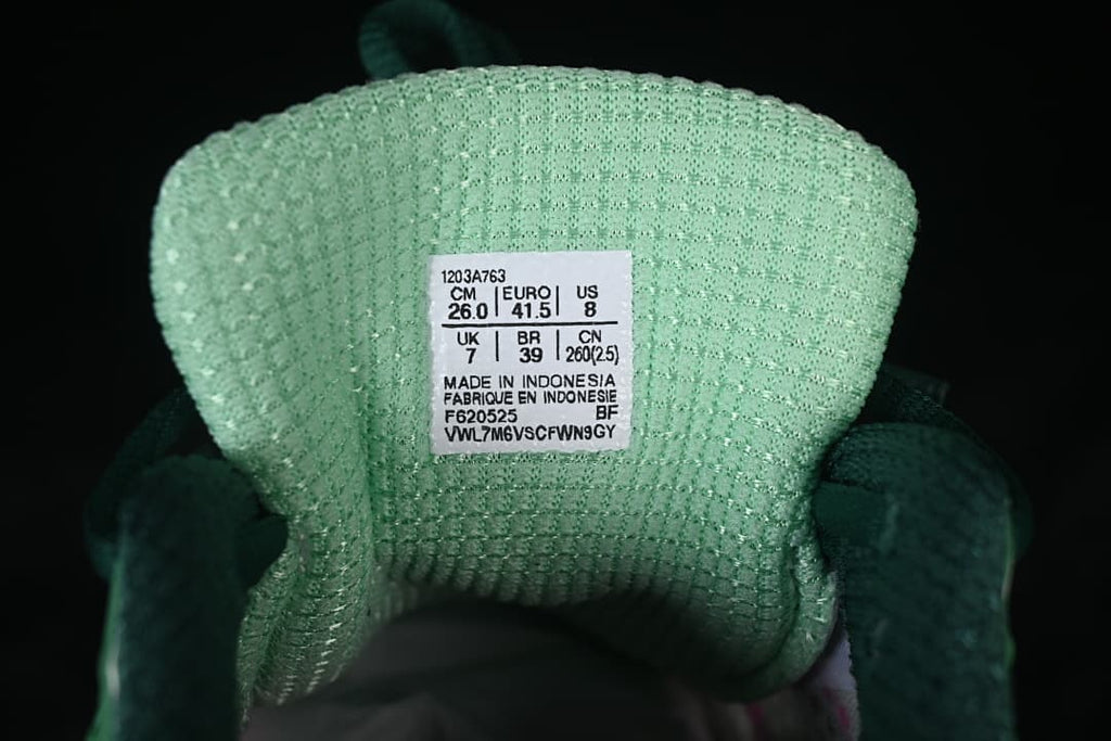 Tongue label showing model code and sample size EU 41.5, US 8, and CM 26.0