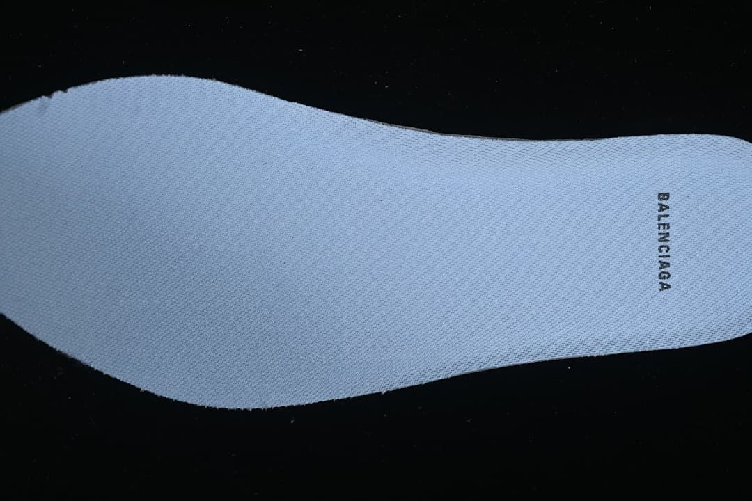 Light-colored insole with BALENCIAGA lettering