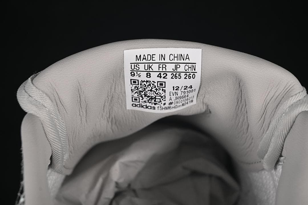 Tongue size label showing US 9.5, UK 8, EU 42, JP 265 and CHN 260.
