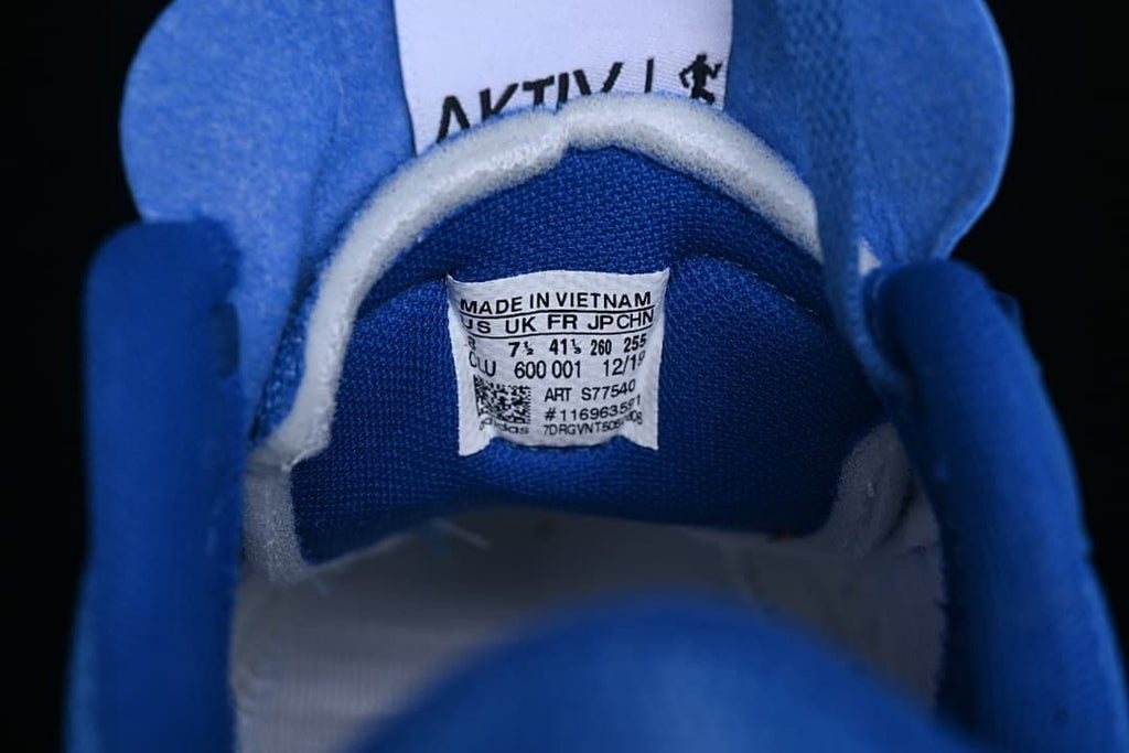 Close-up of the tongue size label showing US 7.5, UK 7, EU 41 1/3, JP 260 and CHN 255