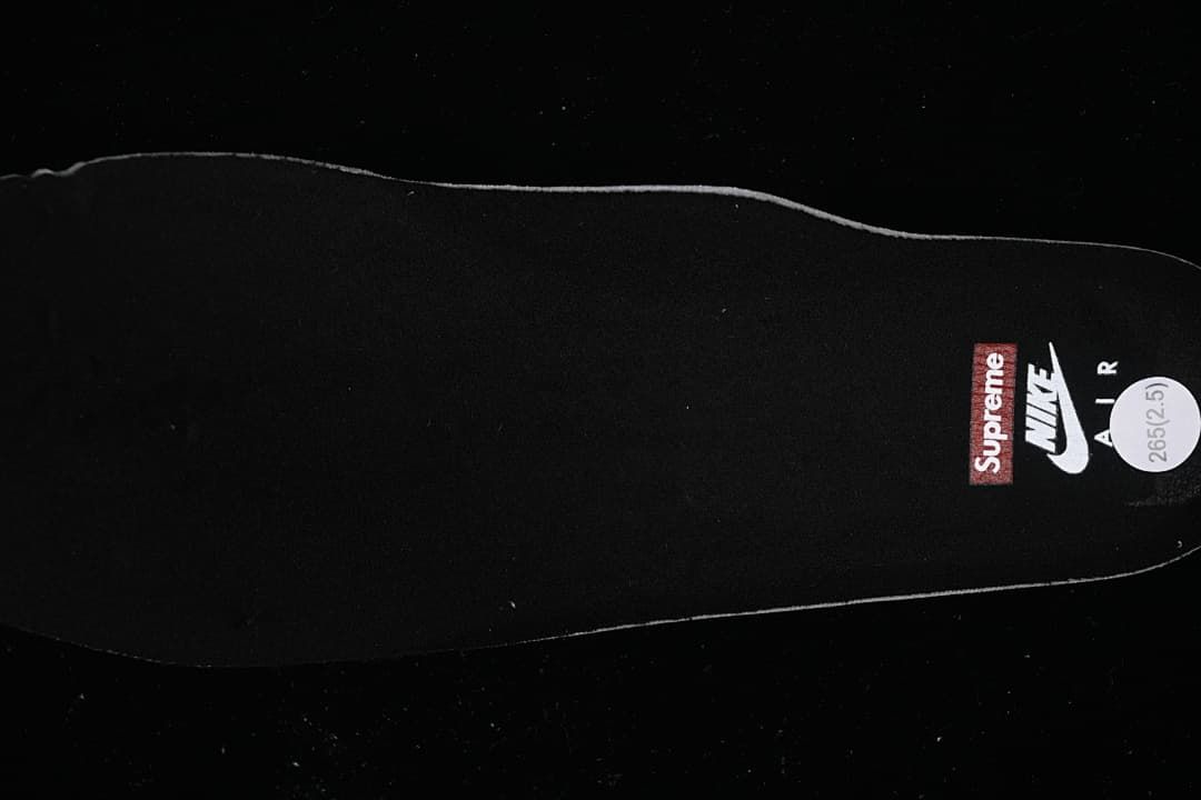 Black insole with Supreme and Nike Air branding and a visible 265 (2.5) marking
