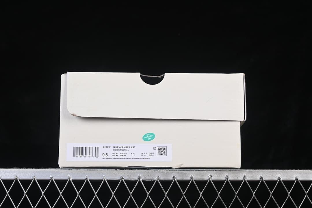 Shoe box label identifying the Nike Air Max 95 SP and sample size