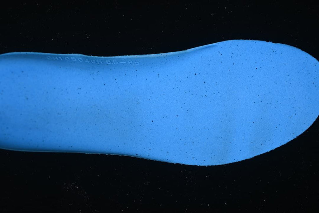Close-up of the blue shoe insert with size marking.