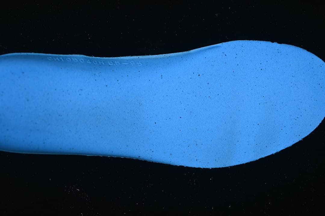 Close-up of the blue shoe insert with size marking.