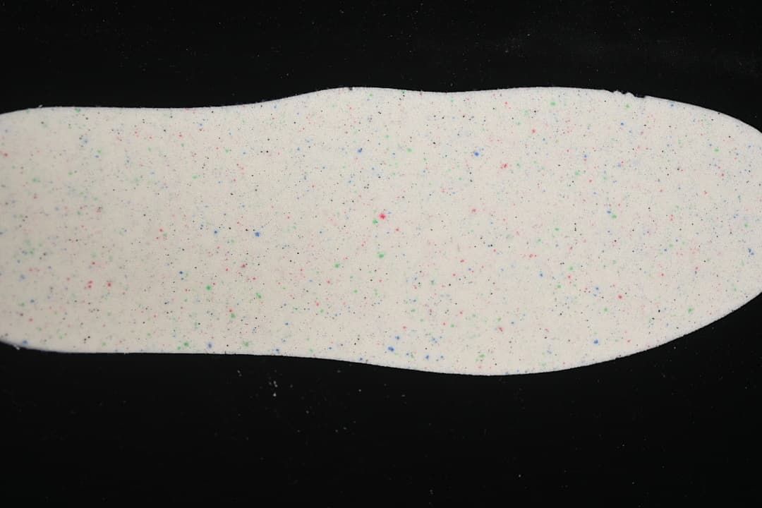 Light insole with small multicolored speckles