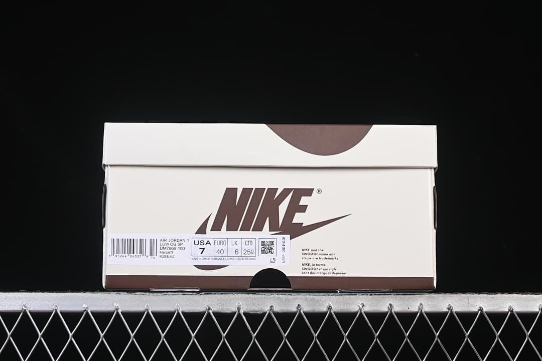 Shoebox label showing EU 40 and other sample size markings
