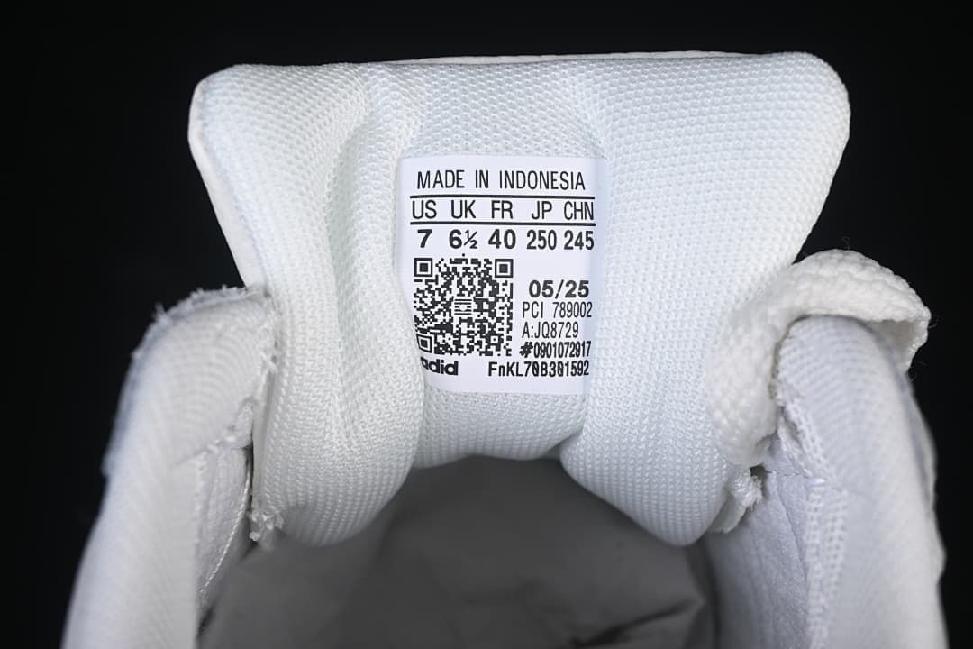 Tongue size label showing US 7, UK 6½, FR 40, JP 250 and CHN 245.