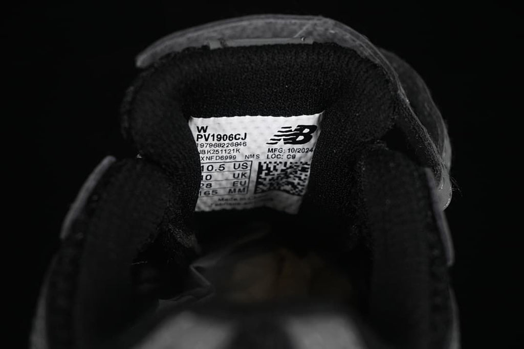 Close-up of the tongue label showing model PV1906CJ and a sample size of EU 28.