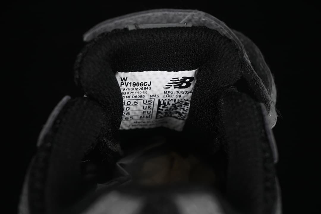 Close-up of the tongue label showing model PV1906CJ and a sample size of EU 28.