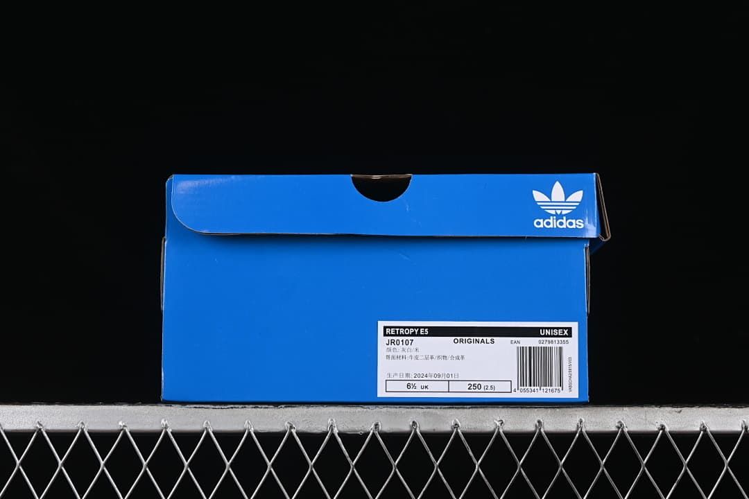 Blue shoe box showing the Retropy E5 name and JR0107 model code