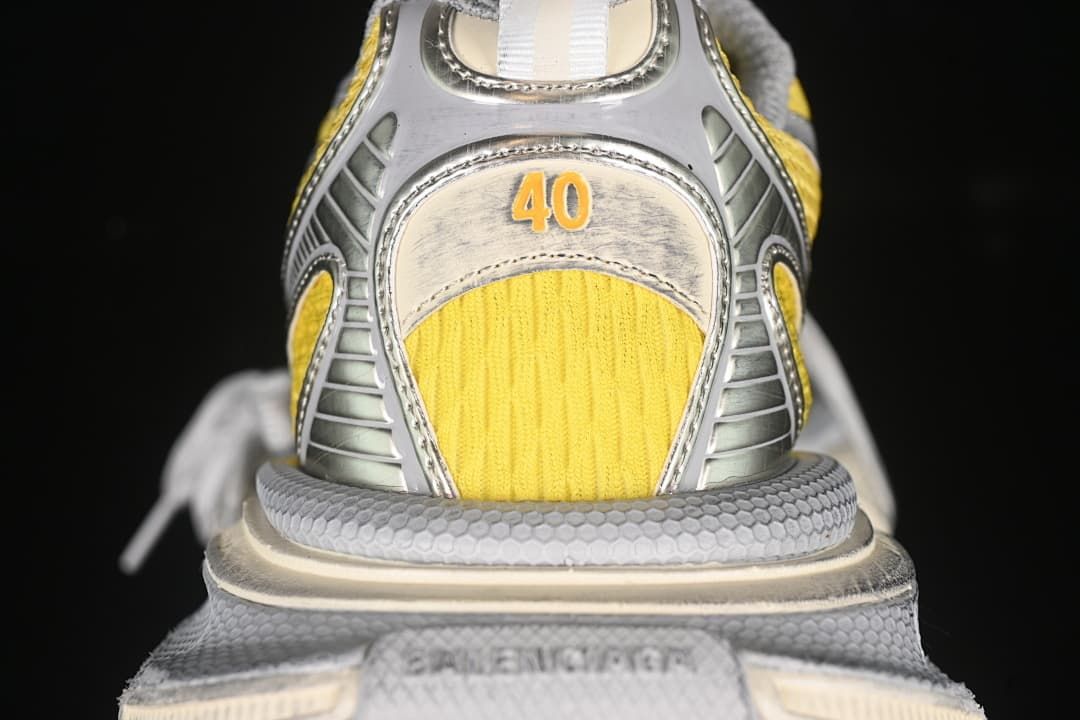 Rear view of the sneaker showing the size 40 marking