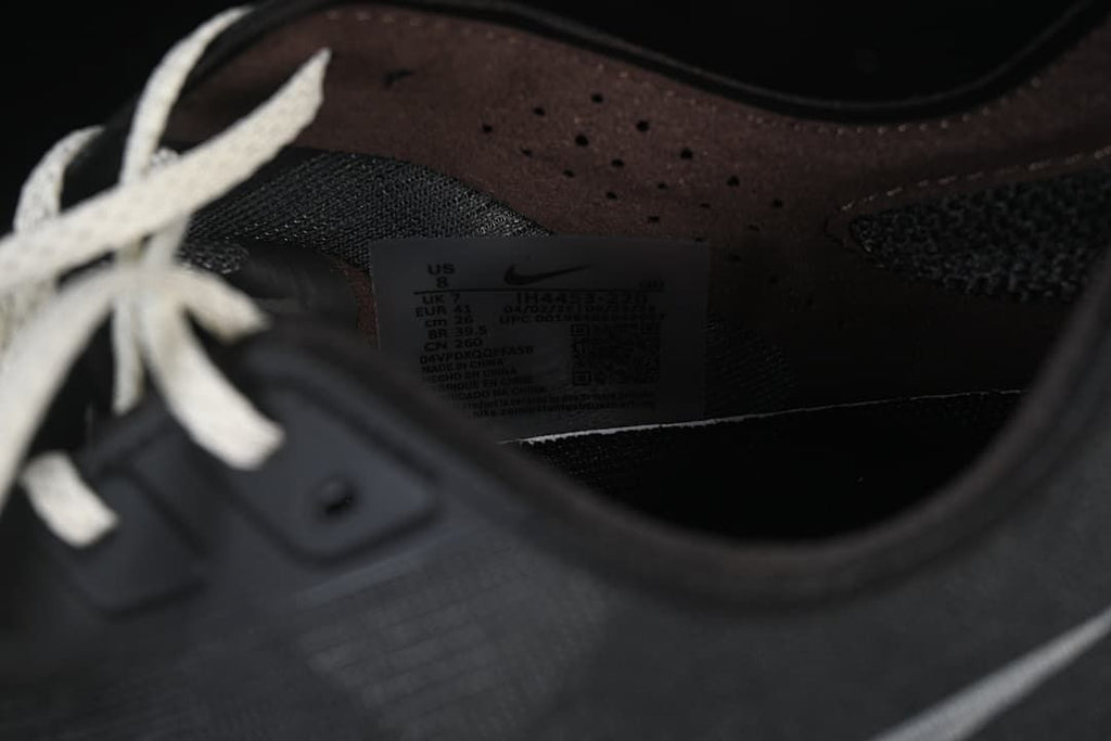 Close-up of the shoe size label inside the collar.