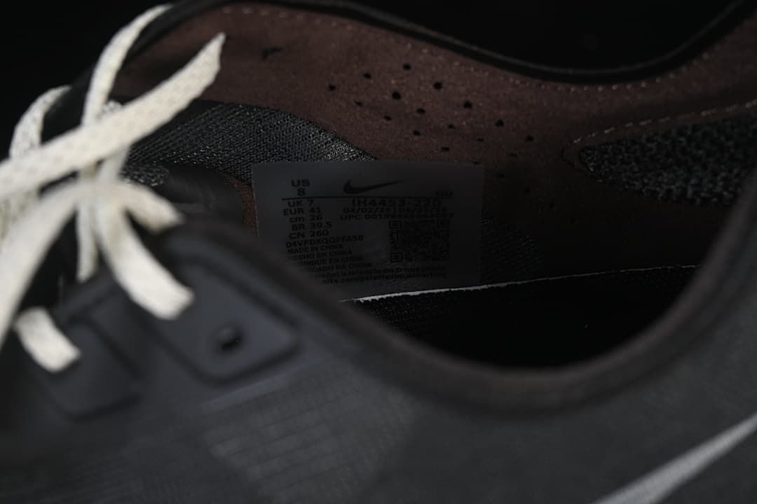Close-up of the shoe size label inside the collar.