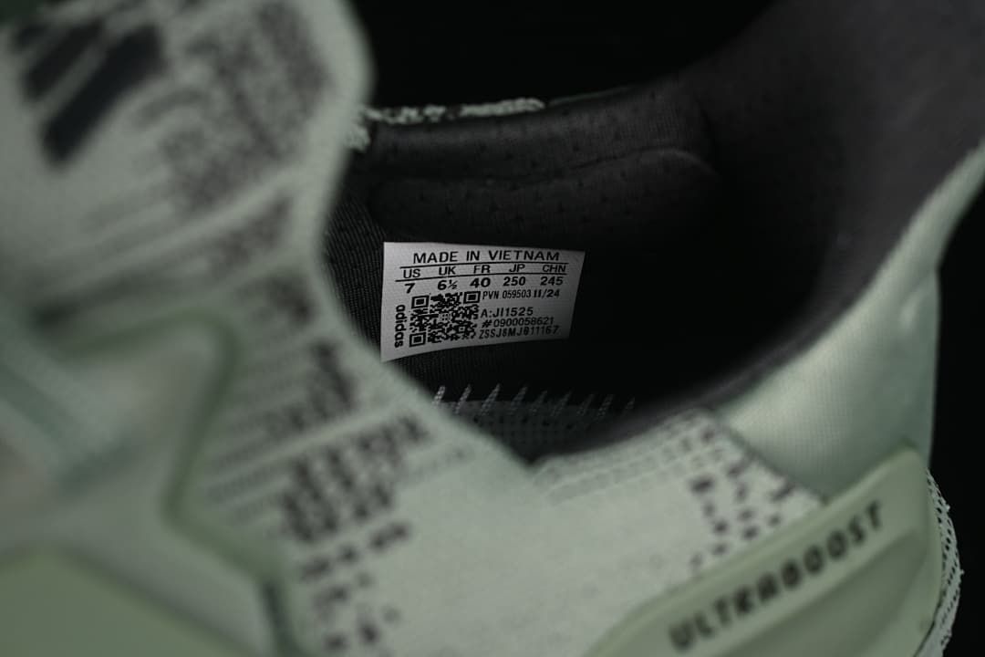 Interior shoe size label showing US 7, UK 6.5, EU 40, JP 250 and CN 245