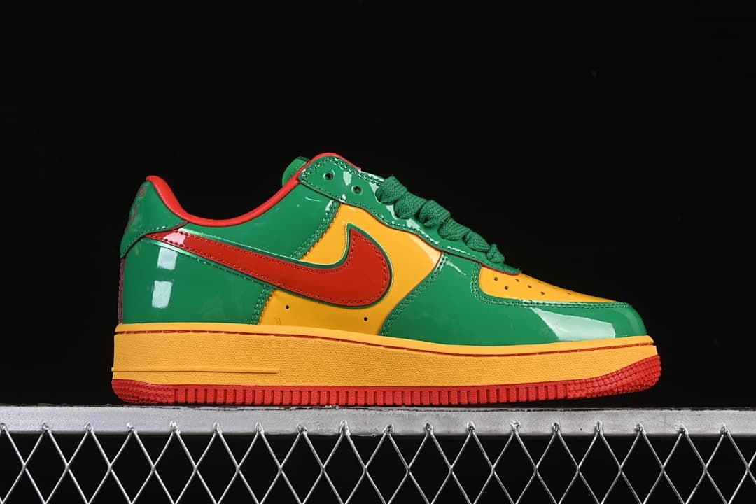 Side profile showing the color-block upper and contrasting sole