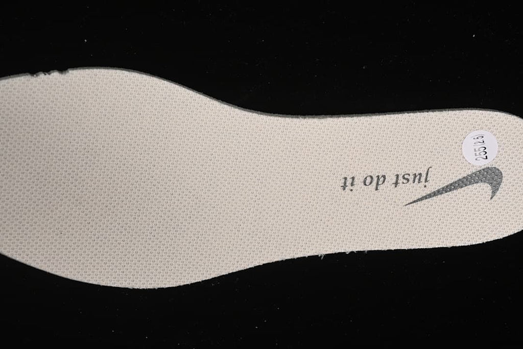 Close-up of the insole with a visible 25.5 cm sticker.