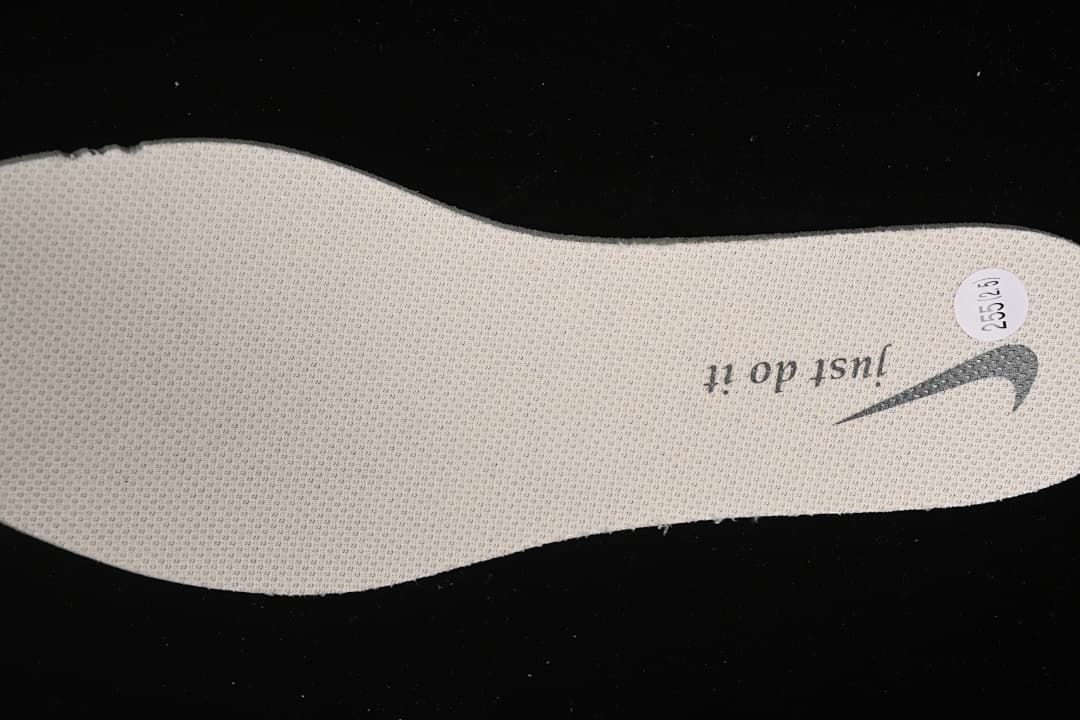 Close-up of the insole with a visible 25.5 cm sticker.