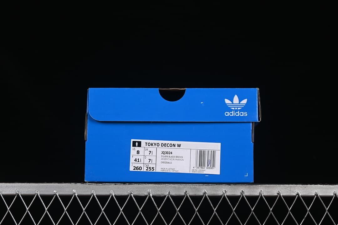 Blue shoe box label identifying Tokyo Decon W, JQ3024, and Silver/Black/Brown; size sample shown