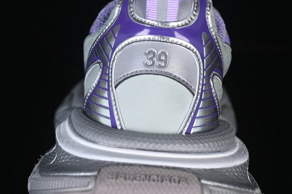 Rear view of the sneaker with 39 marked on the heel