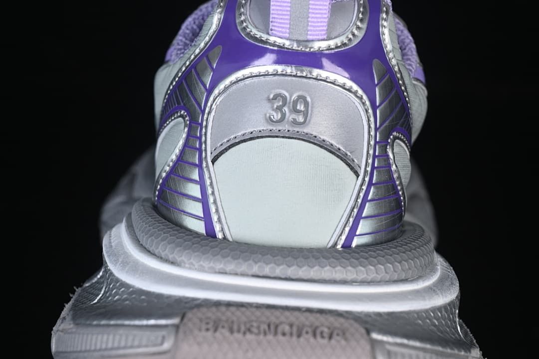 Rear view of the sneaker with 39 marked on the heel