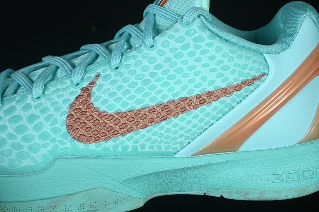Close-up of the patterned upper, copper-toned side logo and midsole.