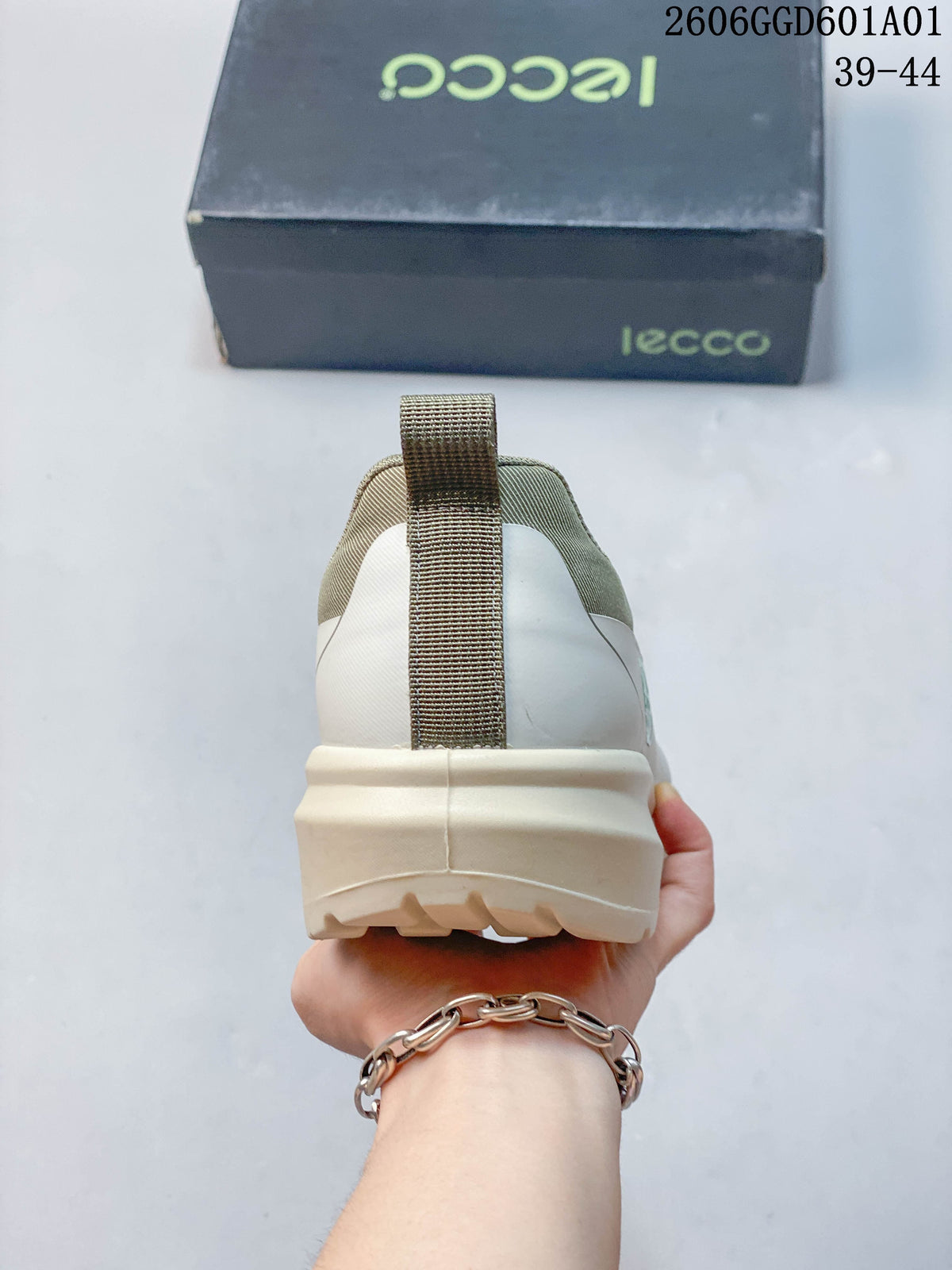 Rear view of the sneaker showing the heel pull tab and layered cream-colored sole; image overlay lists sizes 39–44.